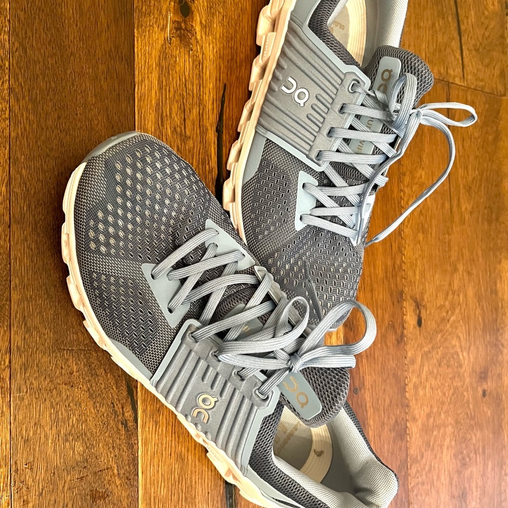 On Cloud tennis shoes. Blue color way. Woman’s ten.